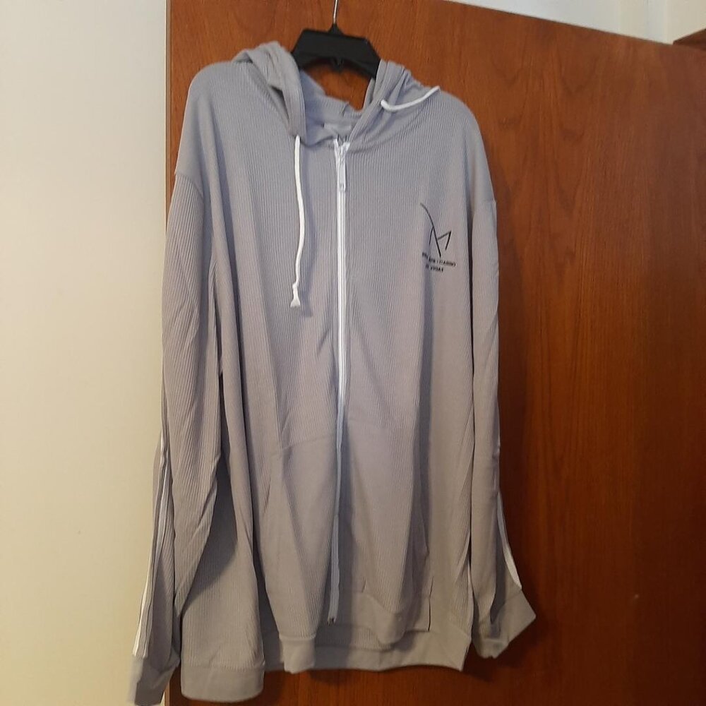 New In Bag ! M Resort Las Vegas Long Sleeve Thin TShirt Hoodie Zipper Gray Sz L